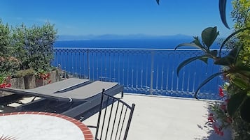 Habitación triple, vistas al mar (Leo) | Terraza o patio