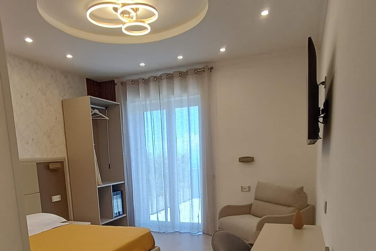 Dreibettzimmer, Meerblick (Leo) | Minibar, Schreibtisch, kostenloses WLAN, Bettwäsche