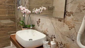Camera, vista mare | Bagno | Doccia, asciugacapelli, asciugamani, sapone