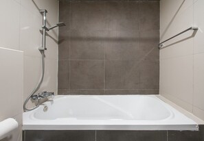 Regadera, secadora de cabello, bidet, toallas 