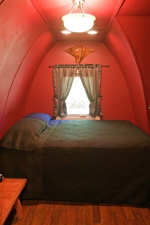 Room - Bear Minimum - Tiny Home with views of Cold Mountain, 5 miles from Blue Ridge (Canton)