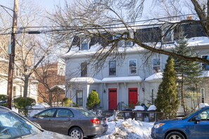 Facade - Modern 3BR Apartment: 4 Bed, 2 Bath, 2 Floors, Games & BBQ (Cambridge)