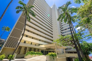 Exterior - Oceanfront Gold Coast with Full Ocean & Diamond Head Views! Free Parking! (Honolulu)