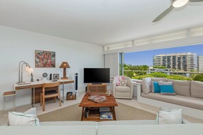 Smart TV - Oceanfront Gold Coast with Full Ocean & Diamond Head Views! Free Parking! (Honolulu)