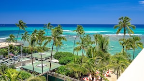 A beach view with palm trees, a clear sky, and a distant shoreline. - Oceanfront Gold Coast with Full Ocean & Diamond Head Views! Free Parking! (Honolulu)