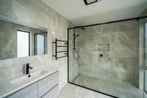 Deluxe House, Bay View | Bathroom | Shower, free toiletries, hair dryer, towels - Freycinet Residences (Coles Bay)