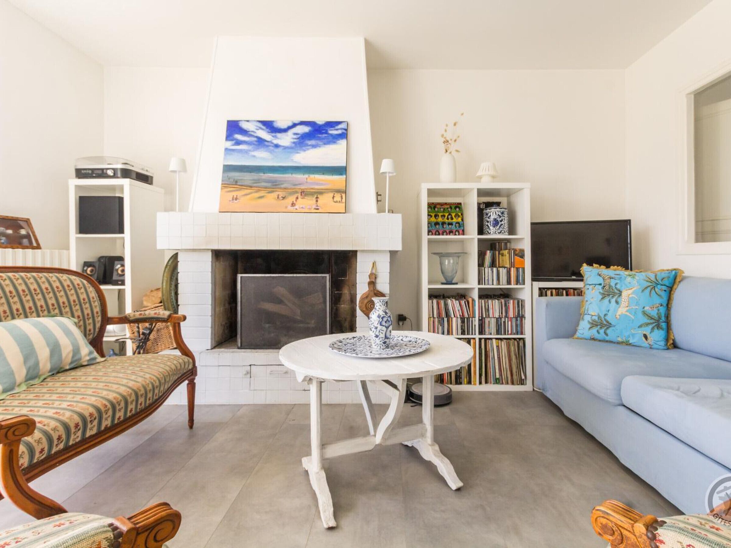 TV, fireplace