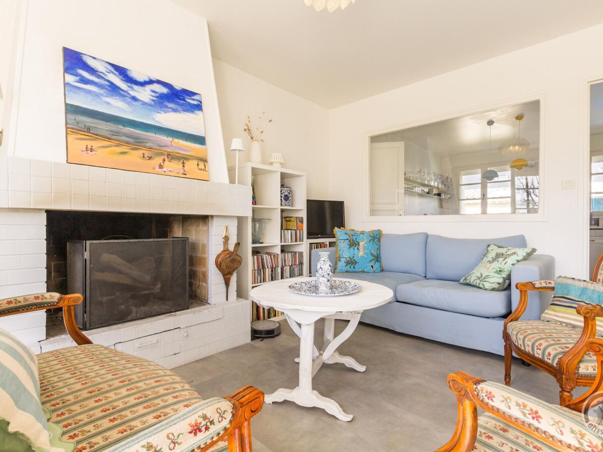 TV, fireplace