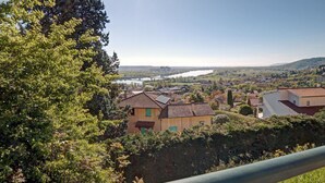 Een woongebied met huizen, een rivier en een heldere lucht.