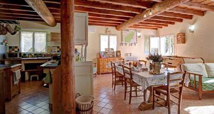Spacious lodging with secure courtyard - 6 guests