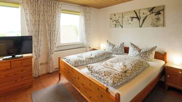 1 bedroom, WiFi (free), bed sheets