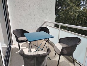 Outdoor dining - Comfortable T2, AC, parking - 4 guests (Le Lavandou)