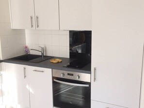 Een koelkast, een microgolfoven, een oven, een vaatwasser
