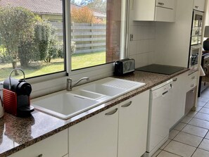 Een koelkast, een microgolfoven, een oven, een vaatwasser