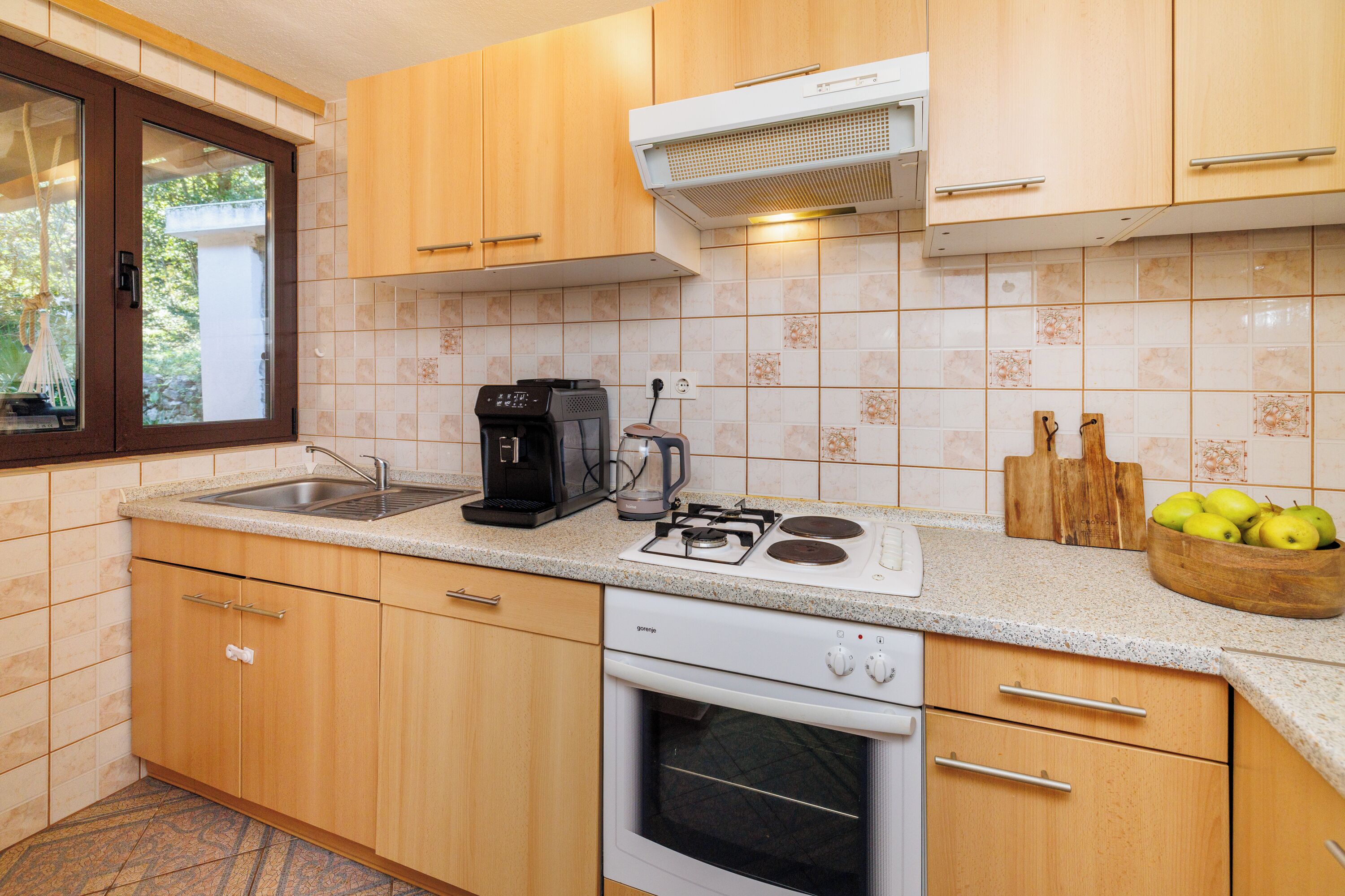 Fridge, oven, stovetop, dishwasher