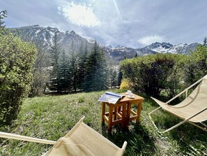 Outdoor dining - Functional apartment, mountain view - 4 guests (Le Monêtier-les-Bains)