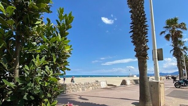 På stranden