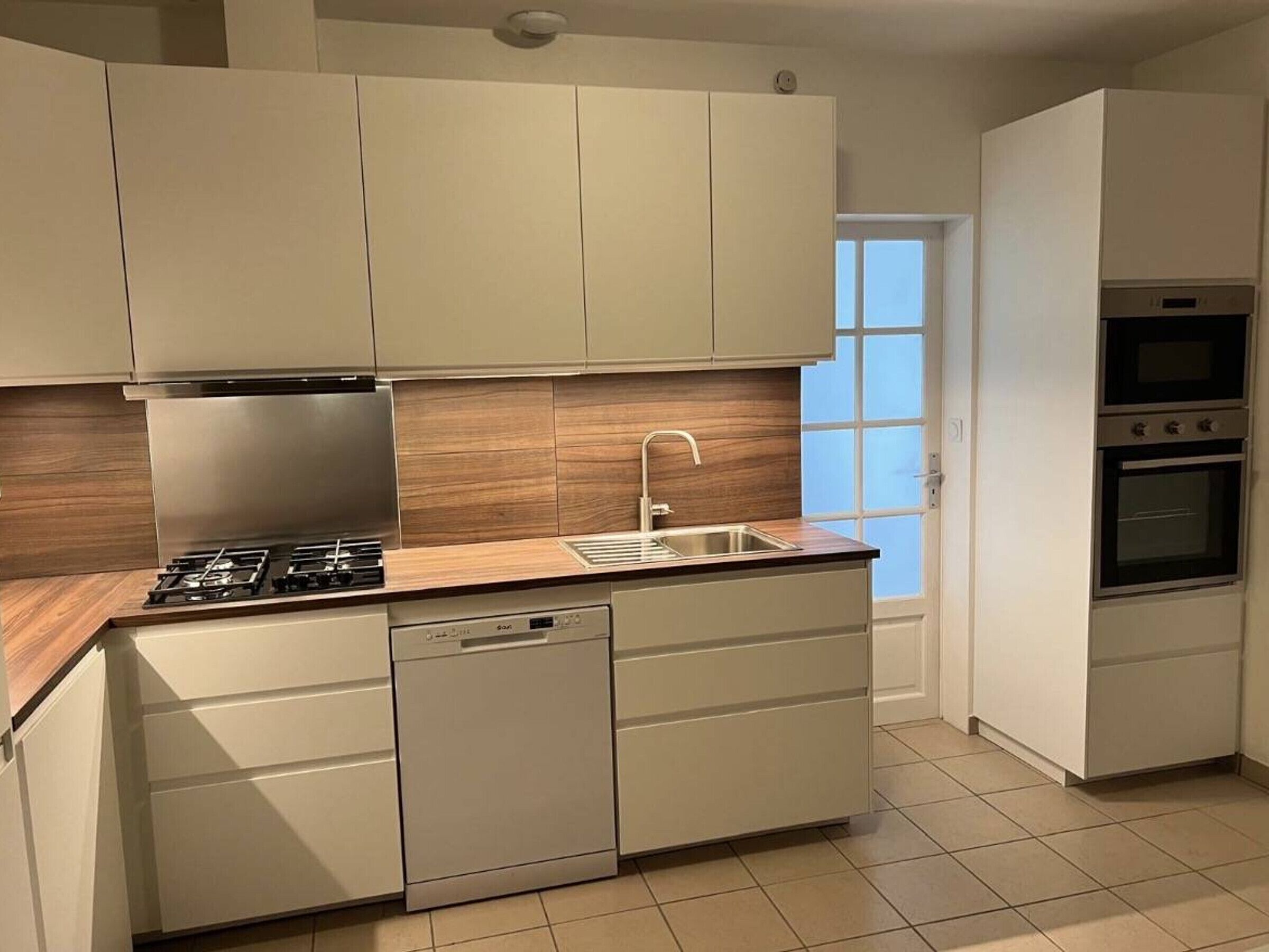 Kühlschrank, Mikrowelle, Ofen, Geschirrspüler