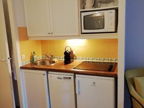 Frigorífico, microondas, placa de cocina y lavavajillas