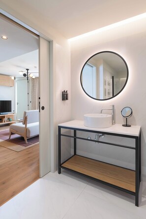 Shower, hair dryer, towels, shampoo