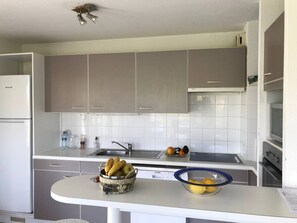 Fridge, microwave, oven, stovetop - Apartment with balcony - 4/6 guests (Moliets-et-Maa)