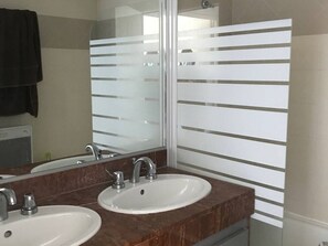 A bathroom with two sinks, a mirror, and frosted glass panels. - Apartment with balcony - 4/6 guests (Moliets-et-Maa)
