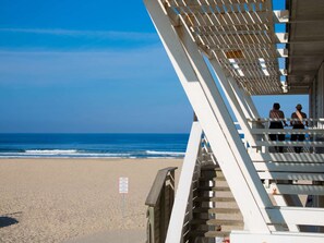A beach view with a lifeguard tower, a sandy beach, and the ocean. - Apartment with parking - 4 guests (Moliets-et-Maa)