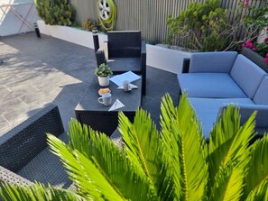 An outdoor seating area with a table, chairs, and a potted plant. - Spacious house 600m from Empúries beaches with private terrace (L'Escala)