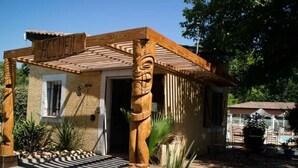 A wooden structure with a sign reading "ACCUEIL" in front of a building with a window and a door. - Cozy chalet, pets welcome - 6 guests (Villegly)
