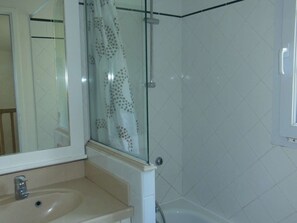 A bathroom with a glass shower enclosure, a sink, and a mirror. - Duplex cottage - 4/5 guests (Moliets-et-Maa)