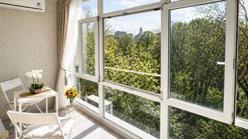 Panoramic Studio, Park View | In-room dining