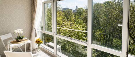 Panoramic Studio, Park View | In-room dining