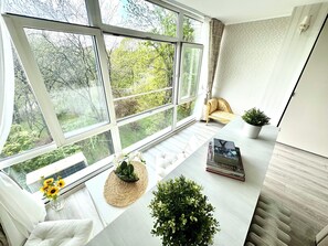 Estudio panorámico, vista al parque | Área de sala de estar | Smart TV de 80 cm con canales por cable 