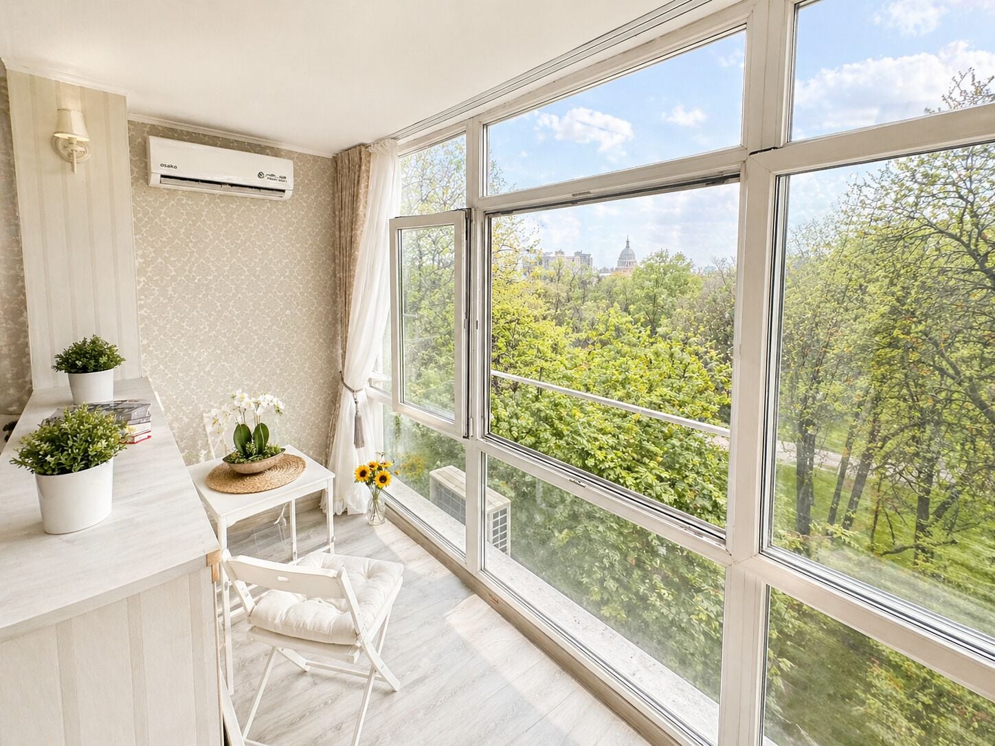 Estudio panorámico, vista al parque | Espacio para trabajar con laptop y cortinas blackout 