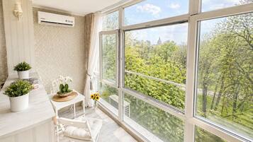 Estudio panorámico, vista al parque | Espacio para trabajar con laptop y cortinas blackout