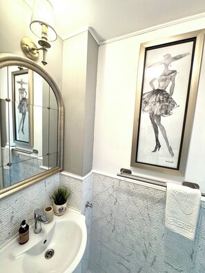 Estudio panorámico, vista al parque | Baño | Regadera, secadora de cabello, toallas, jabón 