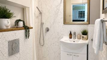 Panoramic-Studio, Parkblick | Badezimmer | Dusche, Haartrockner, Handtücher, Seife