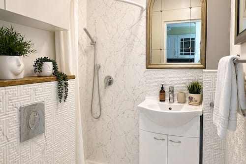 Panoramic Studio, Park View | Bathroom | Shower, hair dryer, towels, soap