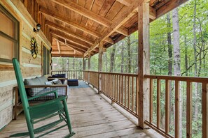 Terrace/patio - Secluded authentic cabin, 2 BR/Loft/2 BA, Sleeps 6, and close to the main road. (Townsend)