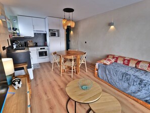 A compact living space with a kitchenette, a dining area, and a bed. - Convenient studio, ski-in/ski-out - 4 guests (Le Grand-Bornand)