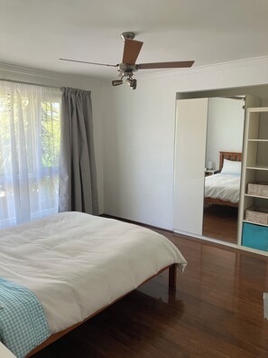 Tabla de planchar con plancha, wifi, ropa de cama