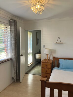 Iron/ironing board, WiFi, bed sheets