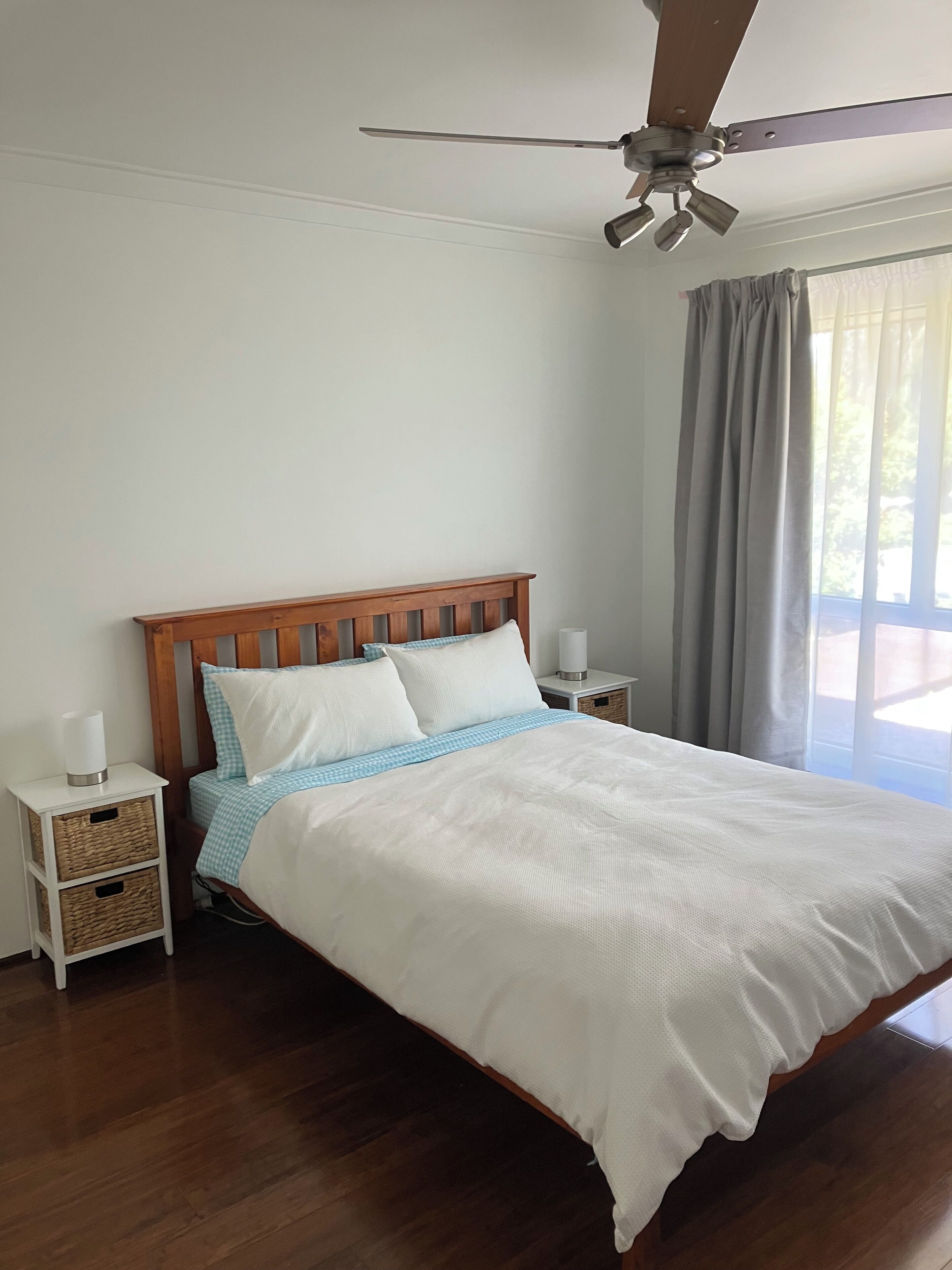 Iron/ironing board, WiFi, bed sheets
