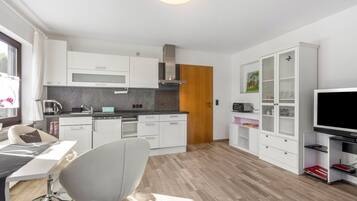 Kühlschrank, Ofen, Herdplatte, Wasserkocher mit Kaffee-/Teezubehör