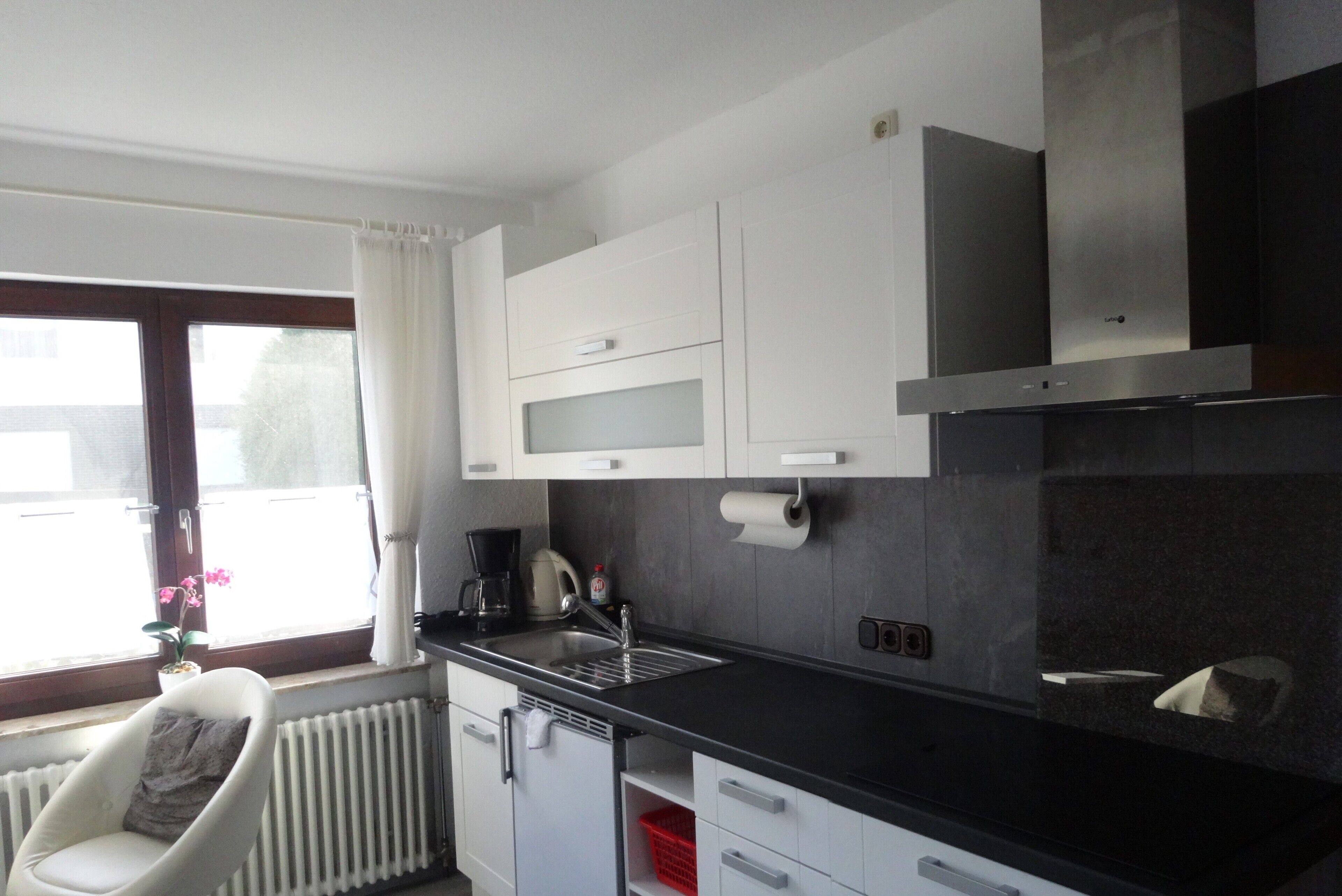 Fridge, oven, stovetop, coffee/tea maker