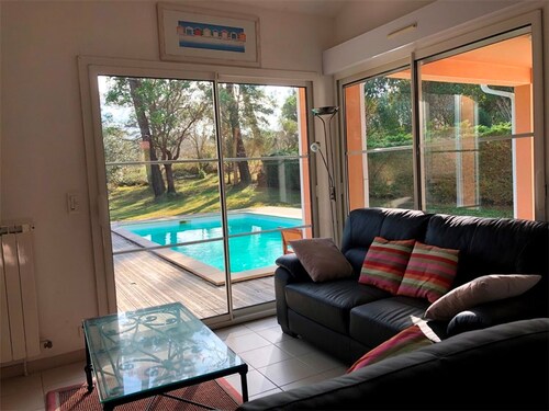 House with pool, pets welcome - 8 guests