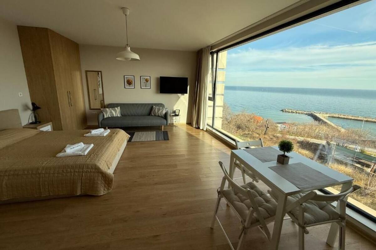 Basic Studio, Sea View