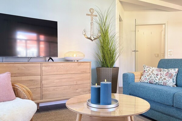 TV, books - House by the pond apartment 17 (Ostseebad Boltenhagen)