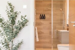 Hair dryer, towels, soap, toilet paper - Sea View 3 Bed Apt, Moments to Beach, Sleeps 6 (Bude)