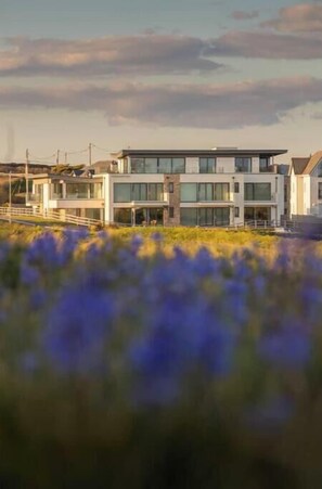 Exterior - Sea View 3 Bed Apt, Moments to Beach, Sleeps 6 (Bude)